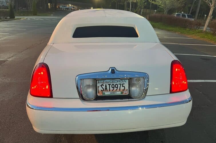 Lincoln Town Car Stretch Limousine - Image 2