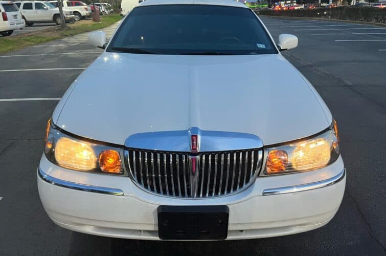 Lincoln Town Car Stretch Limousine - Image 3